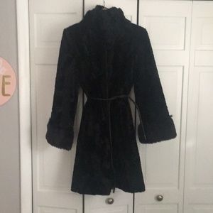 LAUNDRY BY SHELLI SEGAL Women’s faux fur coat.